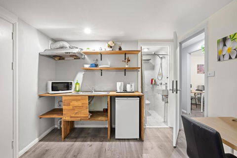 Spacious King Studio Room - Nearby Station & Shops - Located At Carramar - Accommodation Gladstone 2