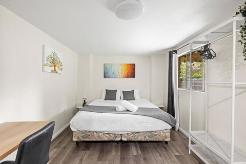 Spacious King Studio Room - Nearby Station & Shops - Located At Carramar - Accommodation Gladstone 0