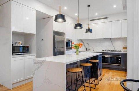 Spacious Room With Ensuite Next To Coburg Station, Non Smoking House - Accommodation Gladstone 1