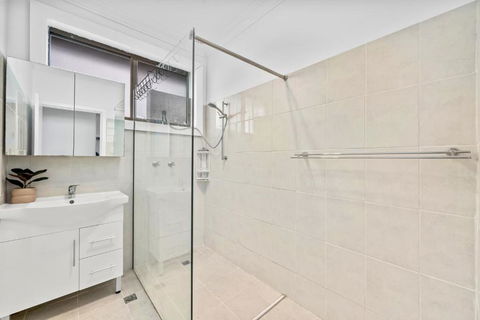 Spacious Upper House For You - Accommodation Gladstone 1