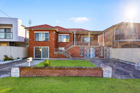 Spacious Upper House For You - Accommodation Gladstone 0