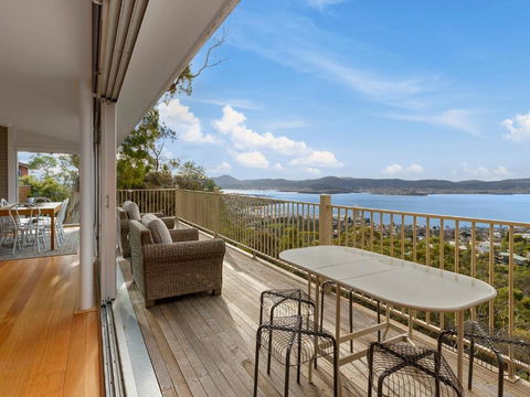 Spectacular Views - 2 Bedroom House - Accommodation Gladstone 0