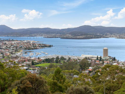 Spectacular Views - 2 Bedroom House - Accommodation Gladstone 2