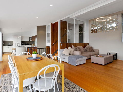 Spectacular Views - 2 Bedroom House - Accommodation Gladstone 3