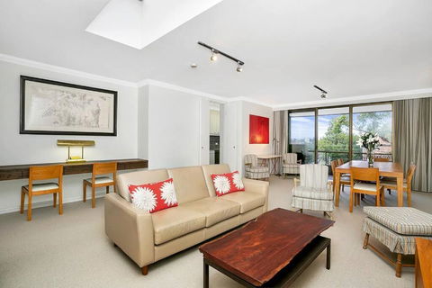 SPF13-Sunny, Spacious, Highly Convenient Apartment - Accommodation Gladstone 0