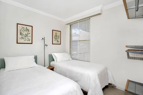 SPF13-Sunny, Spacious, Highly Convenient Apartment - Accommodation Gladstone 3