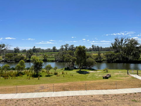 Stirling Estate Chalets - Accommodation Gladstone 2