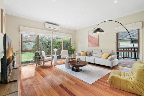 Stunning Family Home The Heart Of Box Hill North - Accommodation Gladstone 0