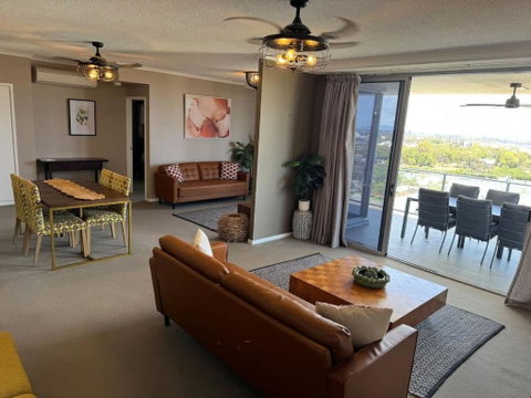 Stunning Sub Penthouse - Accommodation Gladstone 0