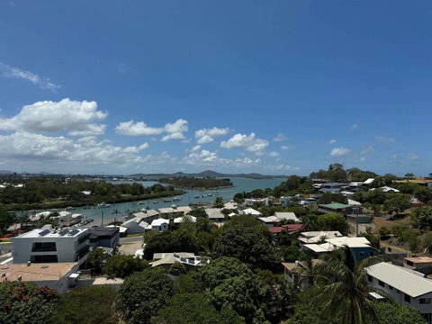 Stunning Sub Penthouse - Accommodation Gladstone 2