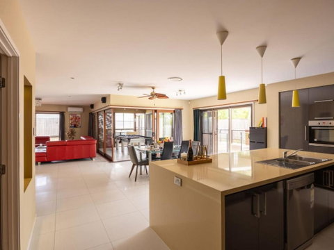 Stylish 2BR House For A Memorable Stay Stretton - Accommodation Gladstone 0