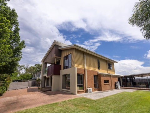 Stylish 2BR House For A Memorable Stay Stretton - Accommodation Gladstone 1