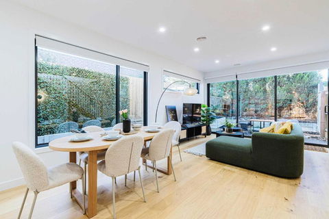 Stylish 4BR Family Townhouse With Private Courtyard - Accommodation Gladstone 0