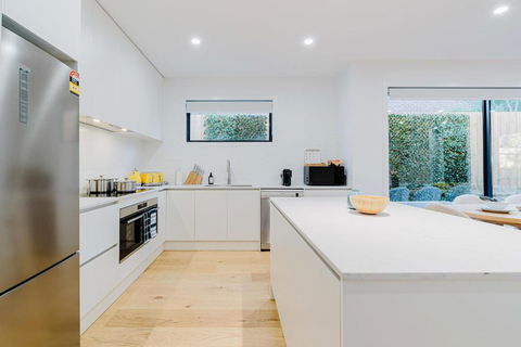 Stylish 4BR Family Townhouse With Private Courtyard - Accommodation Gladstone 1