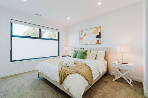 Stylish 4BR Family Townhouse With Private Courtyard - Accommodation Gladstone 2