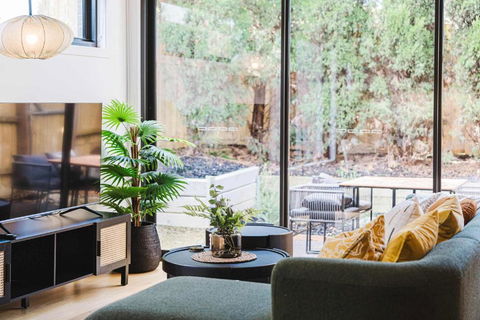Stylish 4BR Family Townhouse With Private Courtyard - Accommodation Gladstone 3
