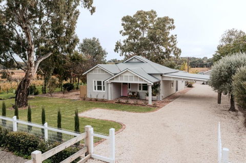 SULTANA - Maximalist Accommodation - Accommodation Gladstone 2