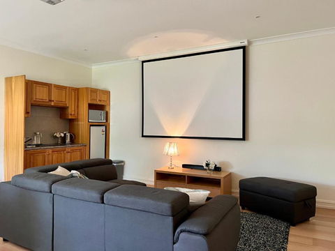 Super Luxury Self Contained Studio Unit - Accommodation Gladstone 1