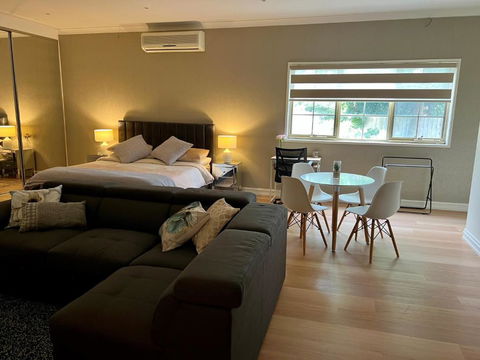 Super Luxury Self Contained Studio Unit - Accommodation Gladstone 0