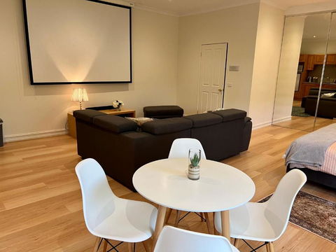 Super Luxury Self Contained Studio Unit - Accommodation Gladstone 2
