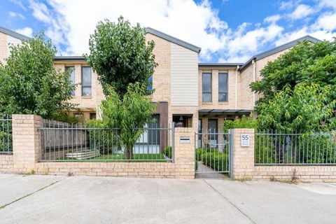 Superb 3BR Townhouse Near Town Centre - Accommodation Gladstone 0