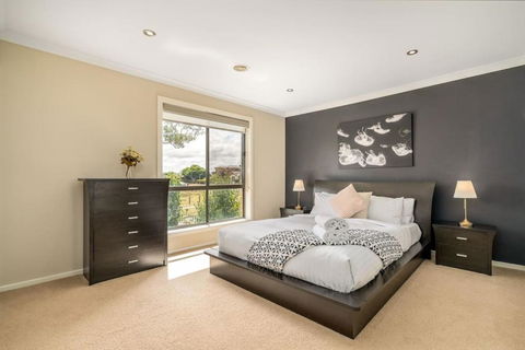 Superb 3BR Townhouse Near Town Centre - Accommodation Gladstone 1