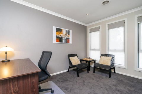 Superb 3BR Townhouse Near Town Centre - Accommodation Gladstone 2