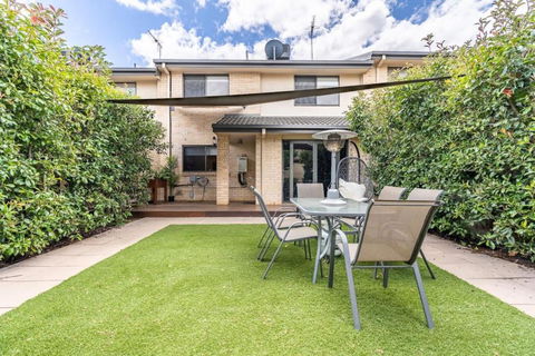 Superb 3BR Townhouse Near Town Centre - Accommodation Gladstone 3