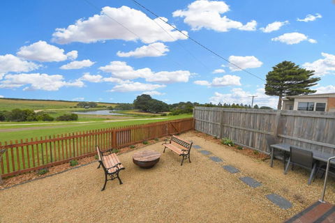 Surrey River Hideaway - Accommodation Gladstone 1