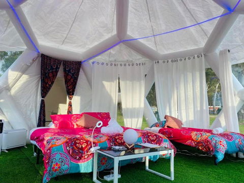 Taj Mahal Upgraded Hex Bubble - Accommodation Gladstone 1