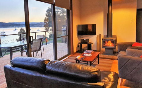 The Beach House- Private Jacuzzi And Wood Fire! - Accommodation Gladstone 1