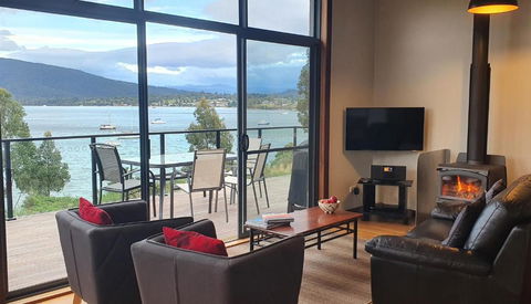 The Beach House- Private Jacuzzi And Wood Fire! - Accommodation Gladstone 2