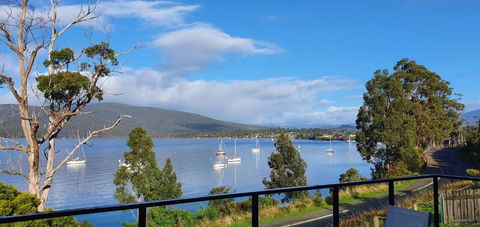 The Beach House- Private Jacuzzi And Wood Fire! - Accommodation Gladstone 3