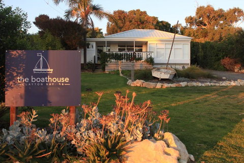The Boathouse, A Place To Unwind & Explore - Accommodation Gladstone 0