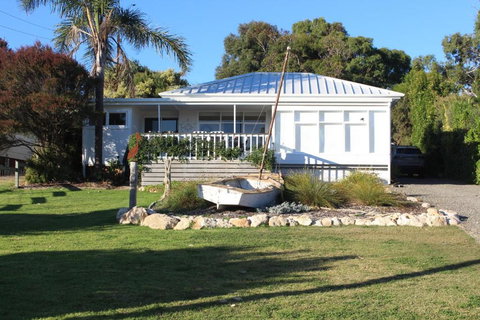 The Boathouse, A Place To Unwind & Explore - Accommodation Gladstone 1