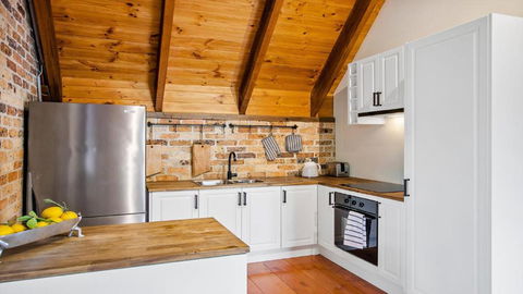 The Coach House At Berrilee - Accommodation Gladstone 1