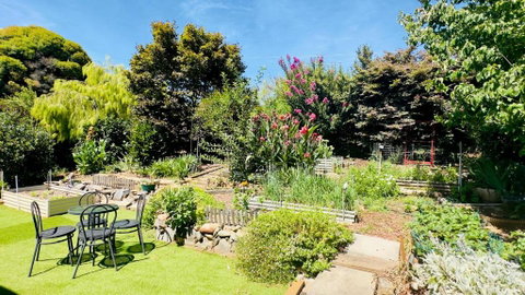 The Garden Cottage - Accommodation Gladstone 1