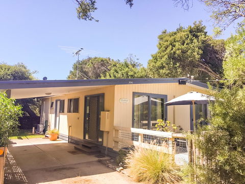 Beachwalk Cottage - Accommodation Gladstone 3