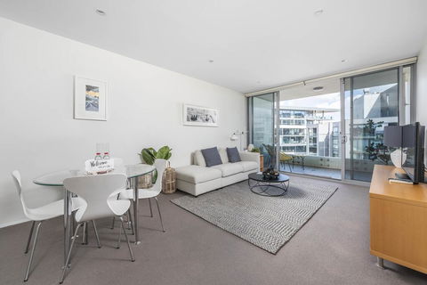 Beautiful Modern Lake View Apartment - Accommodation Gladstone 3