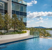 Beautiful Modern Lake View Apartment - Accommodation Gladstone