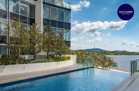 Beautiful Modern Lake View Apartment - Accommodation Gladstone 0