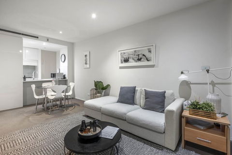 Beautiful Modern Lake View Apartment - Accommodation Gladstone 2