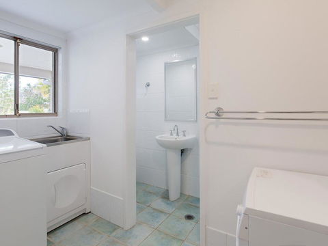 Beauty And The Beach', 88 Foreshore Drive - Large Home With WIFI & Water Views - Accommodation Gladstone 2