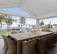 Beauty and the Beach' 88 Foreshore Drive - large home with WIFI  water views - Accommodation Gladstone