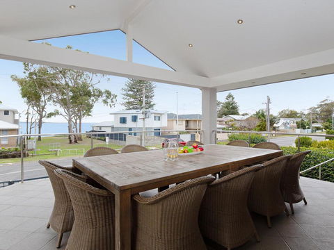 Beauty And The Beach', 88 Foreshore Drive - Large Home With WIFI & Water Views - Accommodation Gladstone 0