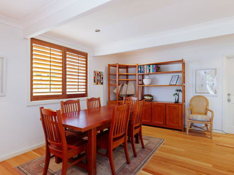 Beauty And The Beach', 88 Foreshore Drive - Large Home With WIFI & Water Views - Accommodation Gladstone 1