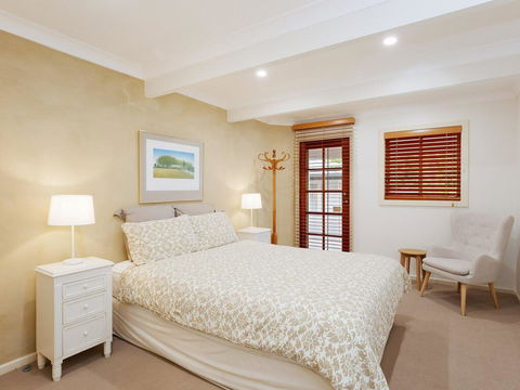 Beauty And The Beach', 88 Foreshore Drive - Large Home With WIFI & Water Views - Accommodation Gladstone 3