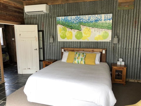 Bed In A Shed Vineyard Stay - Accommodation Gladstone 0