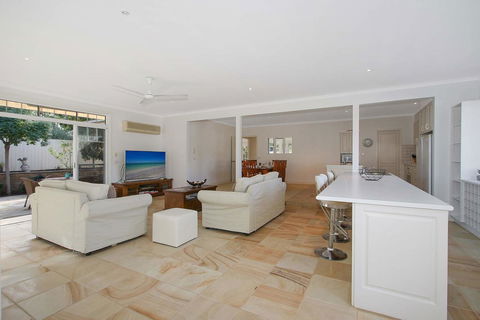 Bella House - Accommodation Gladstone 1