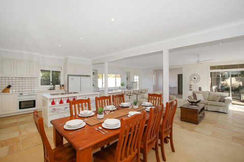 Bella House - Accommodation Gladstone 0